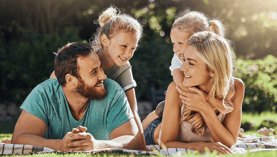 Свързан зелен парк за разходки, спорт и време със семейството